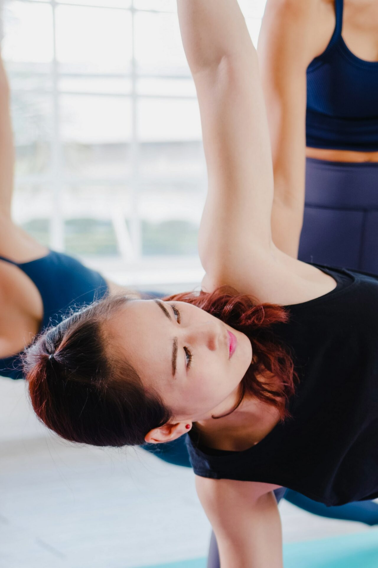 Femme pratiquant le yoga dans un studio dédié